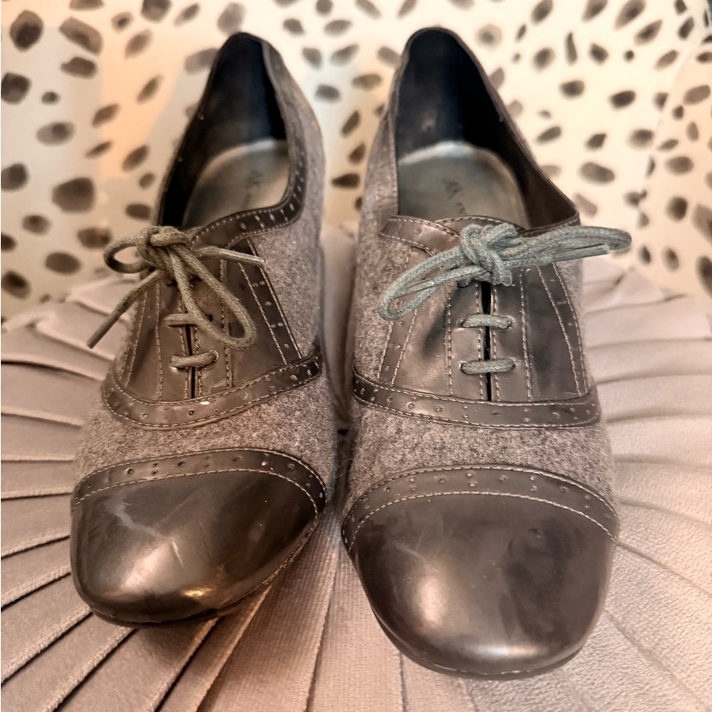 Anne Klein Gray Brogue Lace-Up Pumps – Size 8
